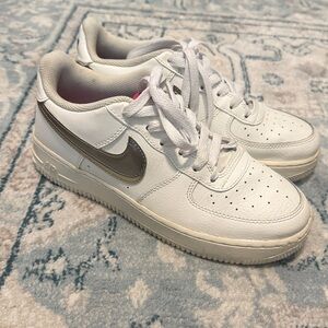 Nike White and Silver Low-Top Sneakers

2 tone Nike check on side